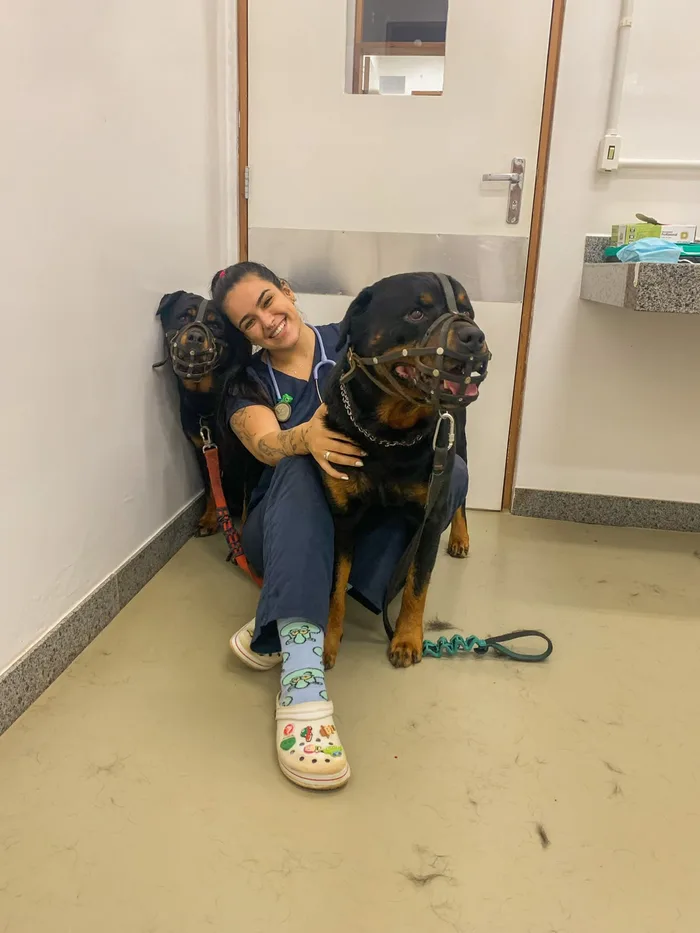 Dra. Huana Gouvea ao lado de um cão de grande porte